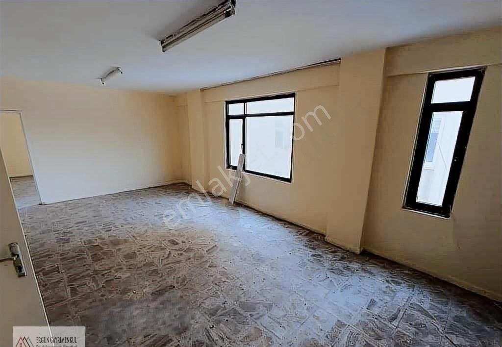 Ergünden İstiklal Cadde Üzeri Merkezi Konumda Kiralık Ofis