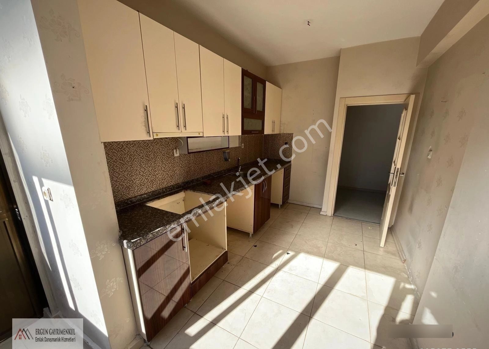 Ergünden Güvenevler Mhde Cadde Üzeri Fırsat Satılık 3+1 Daire