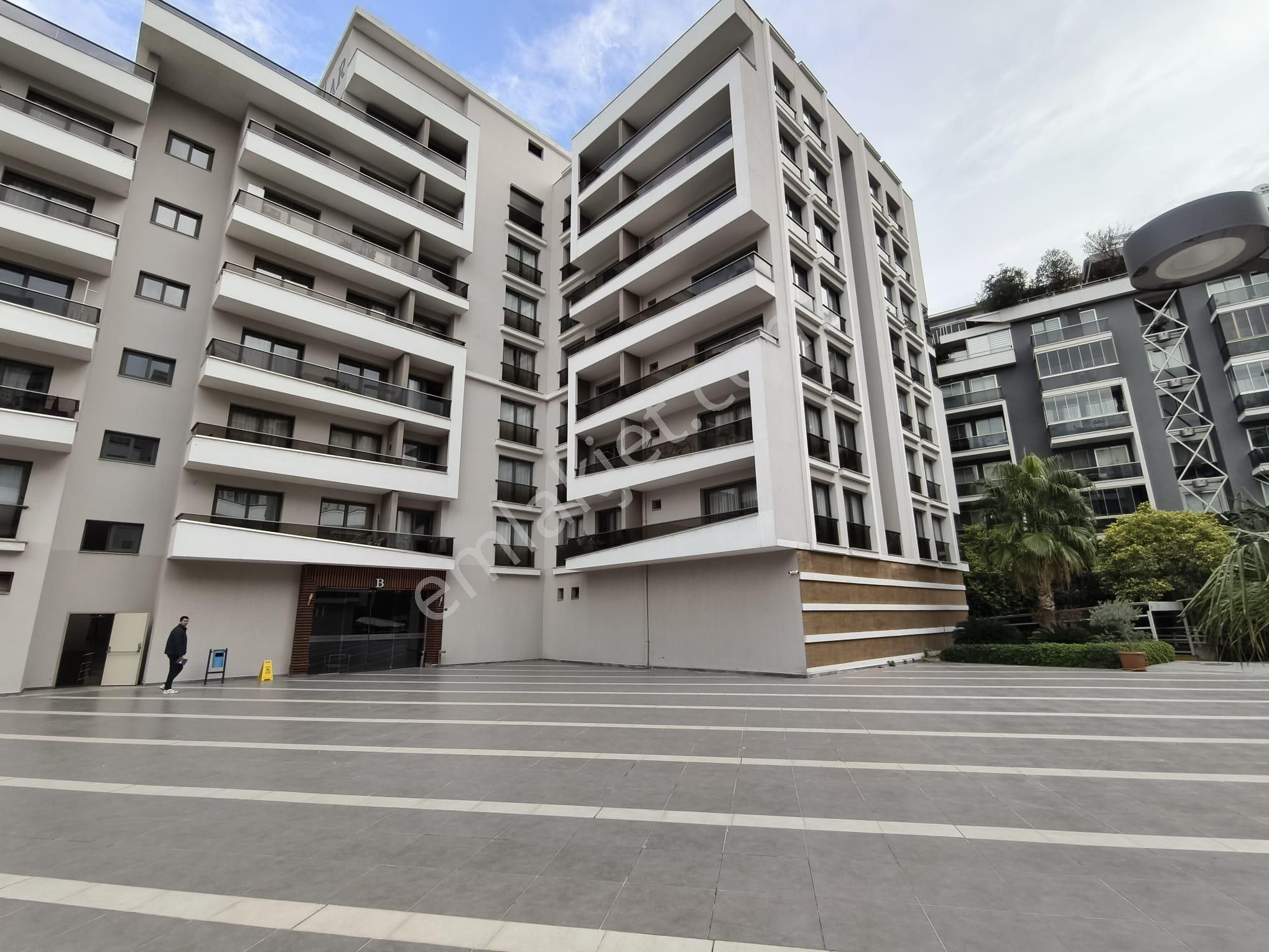 Bornova Ege Ve Yaşar Ünv. Yakını Cadde Teras'ta Kıralık 2+1 Daıre