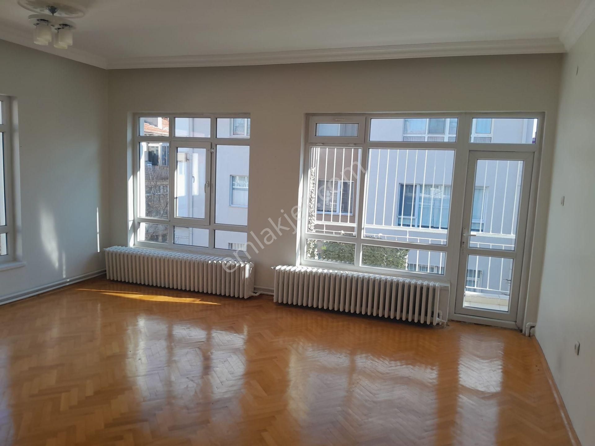 Dikmen Karşıyaka Sokakta 3.katta , Kombili, 3+1 ,mantolamalı...