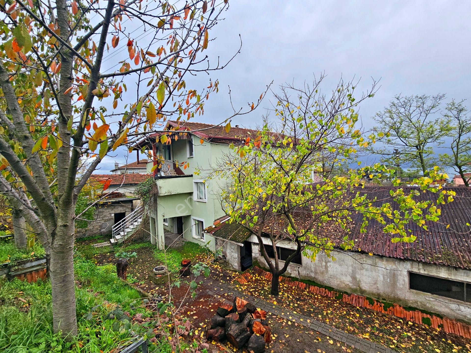 Kartepe-eşme Göl Manzaralı 330 M2 Üç Katlı Satılık Müstakil Ev