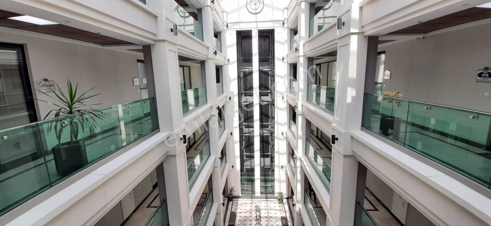 Maltepe Ofistanbul Plaza'da Özel Dekorasyonlu Kdv'li 180m2 Satılık 1+1 Ofis - Görsel 2