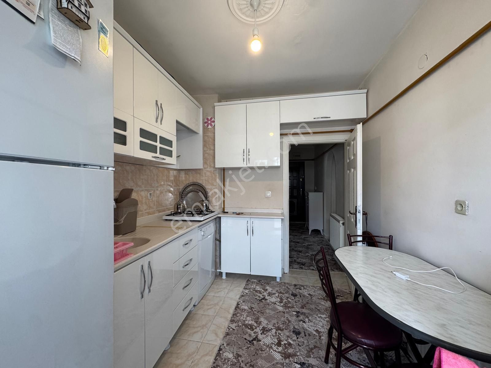 Ufuk Kılıç Emlak'tan Merkez Mahallesinde 3+1 3.kat Köşebaşı Hesaplı Daire