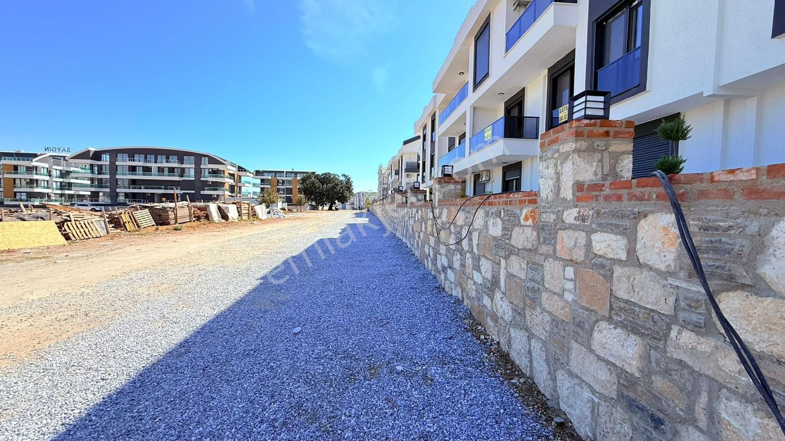 Aydın Didim Altınkum'da Satılık Havuzlu Site İçerisinde Denize 400 M. Giriş Kat Eşyasız 2+1 Daire - Görsel 3