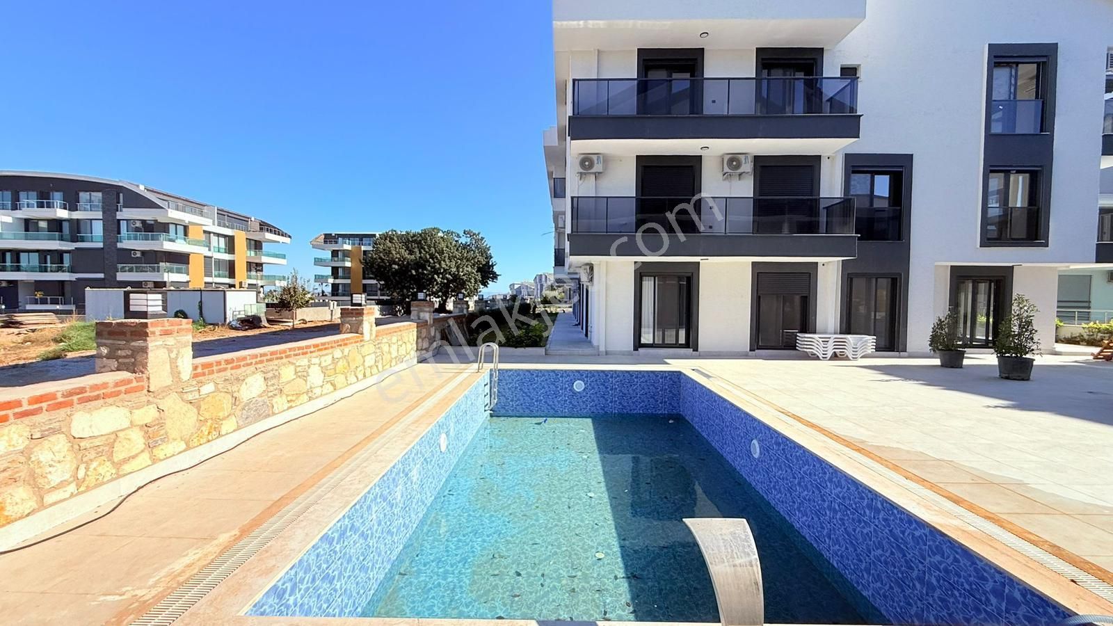 Aydın Didim Altınkum'da Satılık Havuzlu Site İçerisinde Denize 400 M. Giriş Kat Eşyasız 2+1 Daire