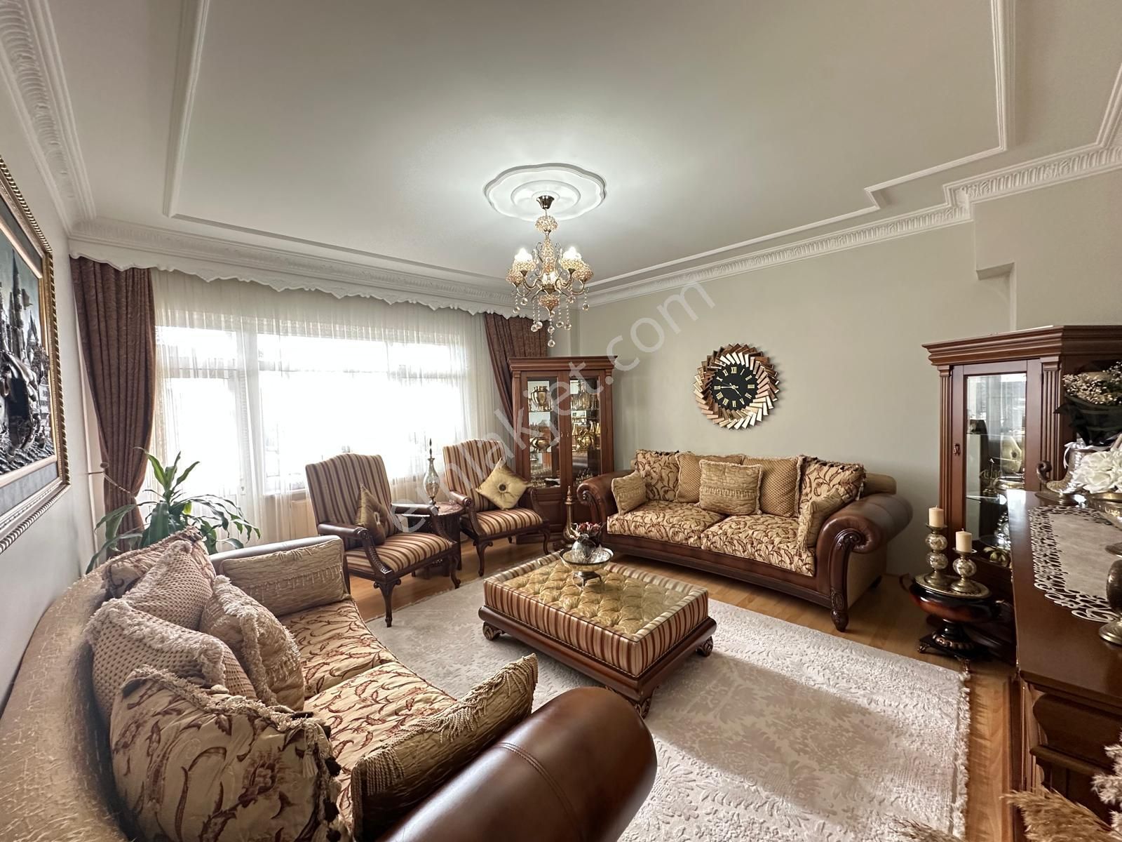 Gaziosmapaşa'da Cadde Üzeri Yüksek Tavanlı 5+2 Dubleks Daire!!