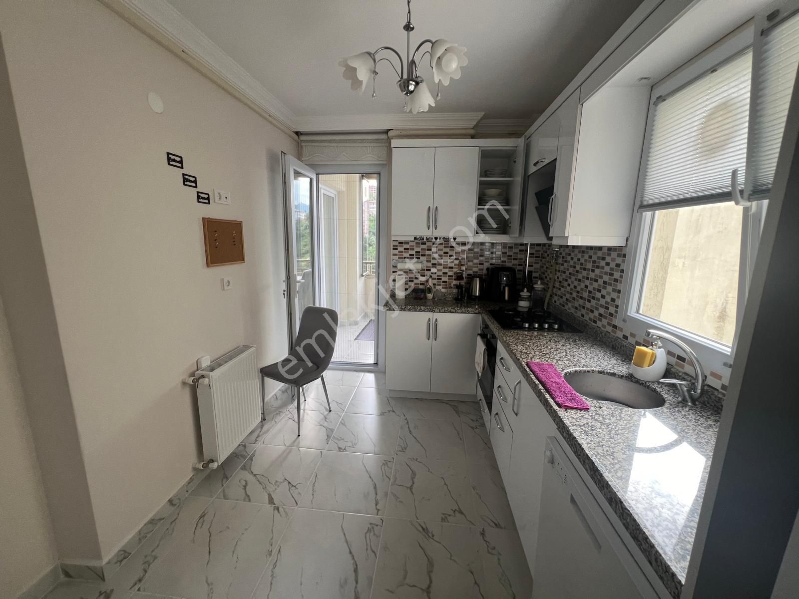 Yalı Gayrimenkulden Sürmene Site İçerisinde Manzaralı 2+1 Satılık - Görsel 8