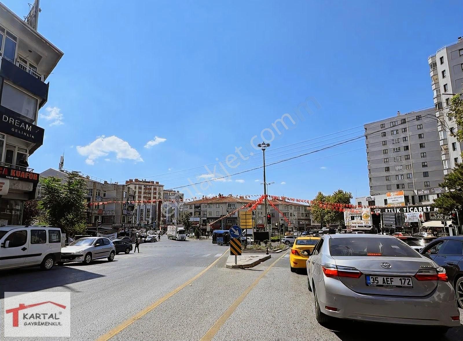 Etlik Yunus Emre Caddesi Üzerinde Ara Kat Eşyalı 3+1