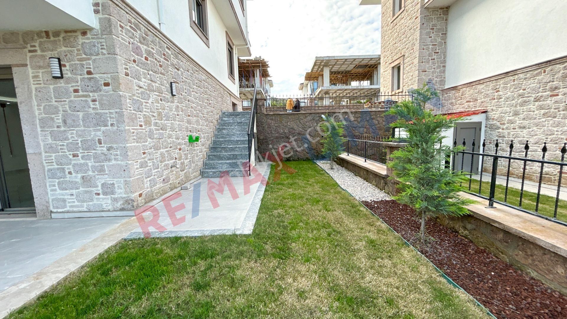 Cunda Adasında 3 Katlı Doğa,deniz Manzaralı Satılık Müstakil Ev - Görsel 34