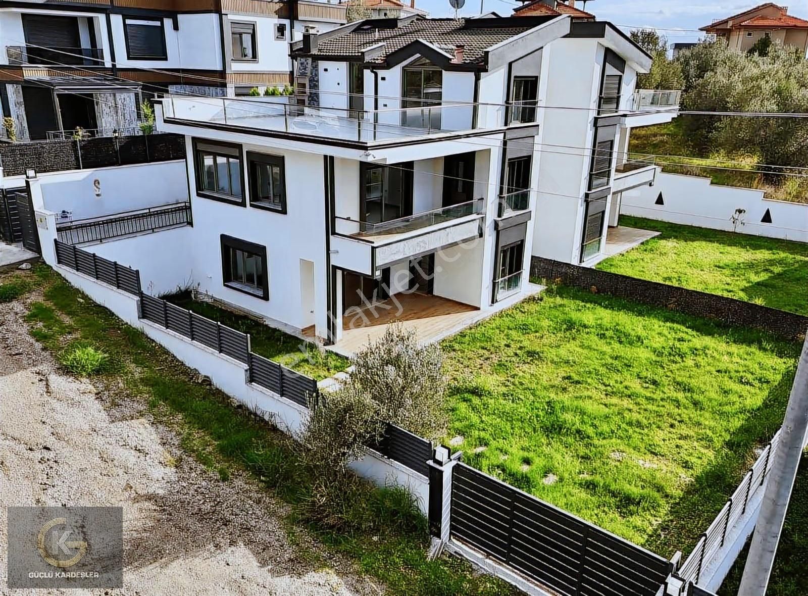 Güçlü Kardeşler Müstakil Tadında Manzaralı Lüks Villa