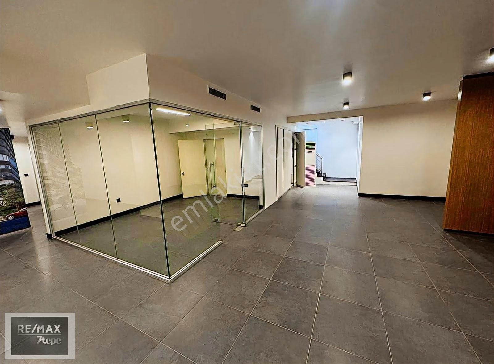 Sahrayıcedit E-5 Cepheli Golden Plaza 'da Düz Giriş Mağaza Ofis - Görsel 26