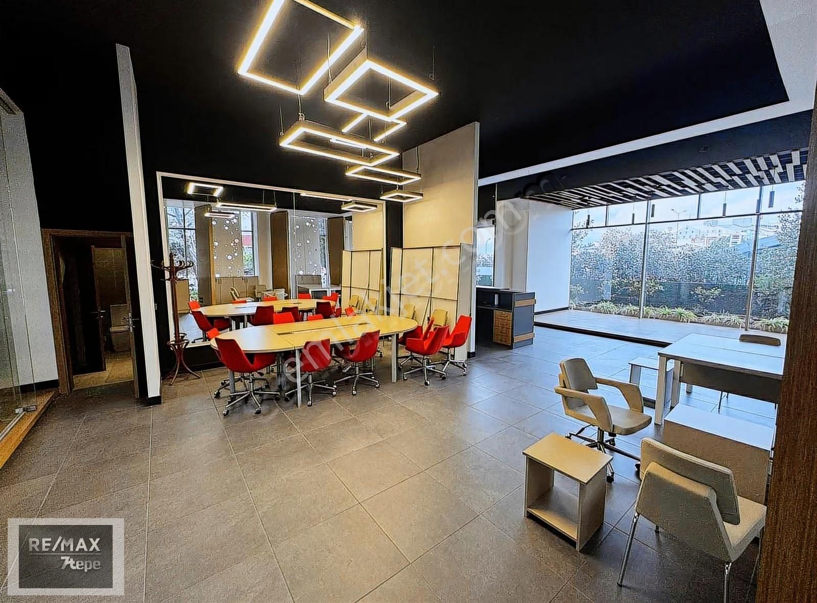 Sahrayıcedit E-5 Cepheli Golden Plaza 'da Düz Giriş Mağaza Ofis