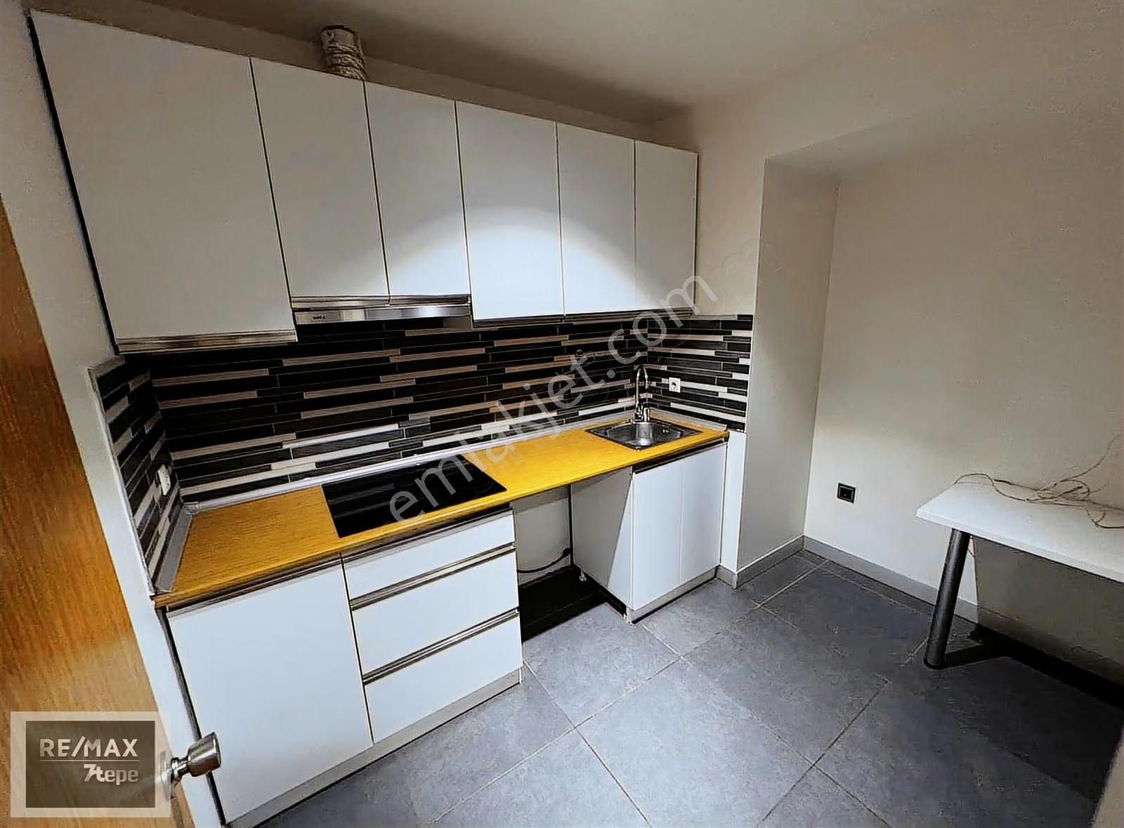 Sahrayıcedit E-5 Cepheli Golden Plaza 'da Düz Giriş Mağaza Ofis - Görsel 19