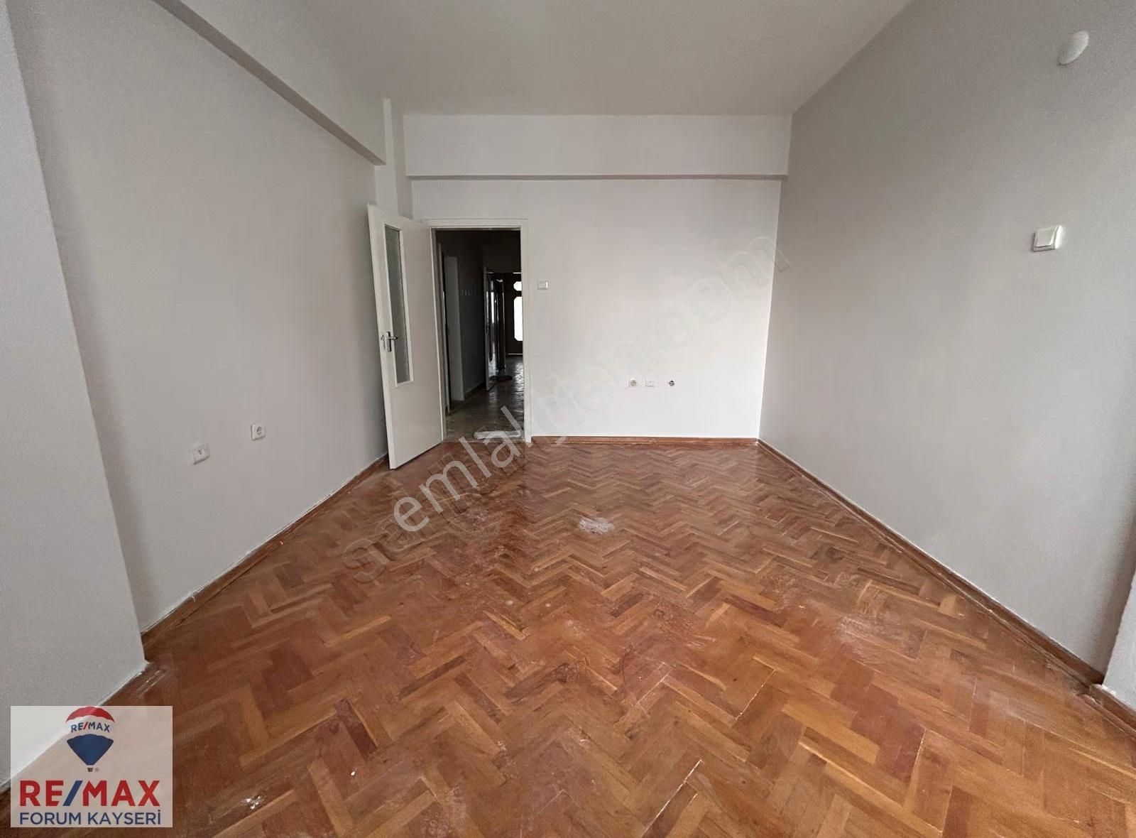 Sivas Cadde Üzerinde Kiralık 3+1 Daire - Görsel 4