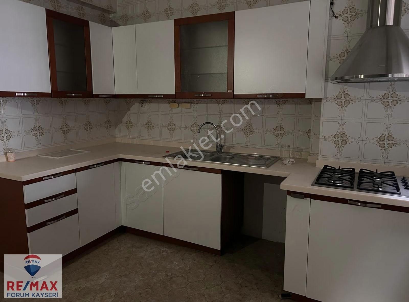 Sivas Cadde Üzerinde Kiralık 3+1 Daire - Görsel 12
