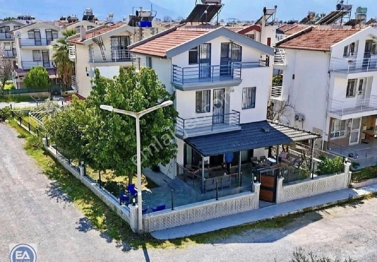 Kuşadası Davutlar Sahilinde Köşe Konum Havuzlu 4+1 Masrafsız Satılık