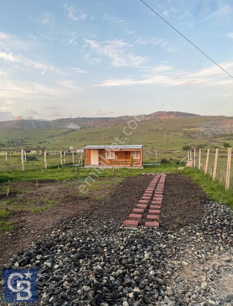 Çaltılıderede Yola Cephe 425m2 İçerisine Konteyner Bulunan Tarla