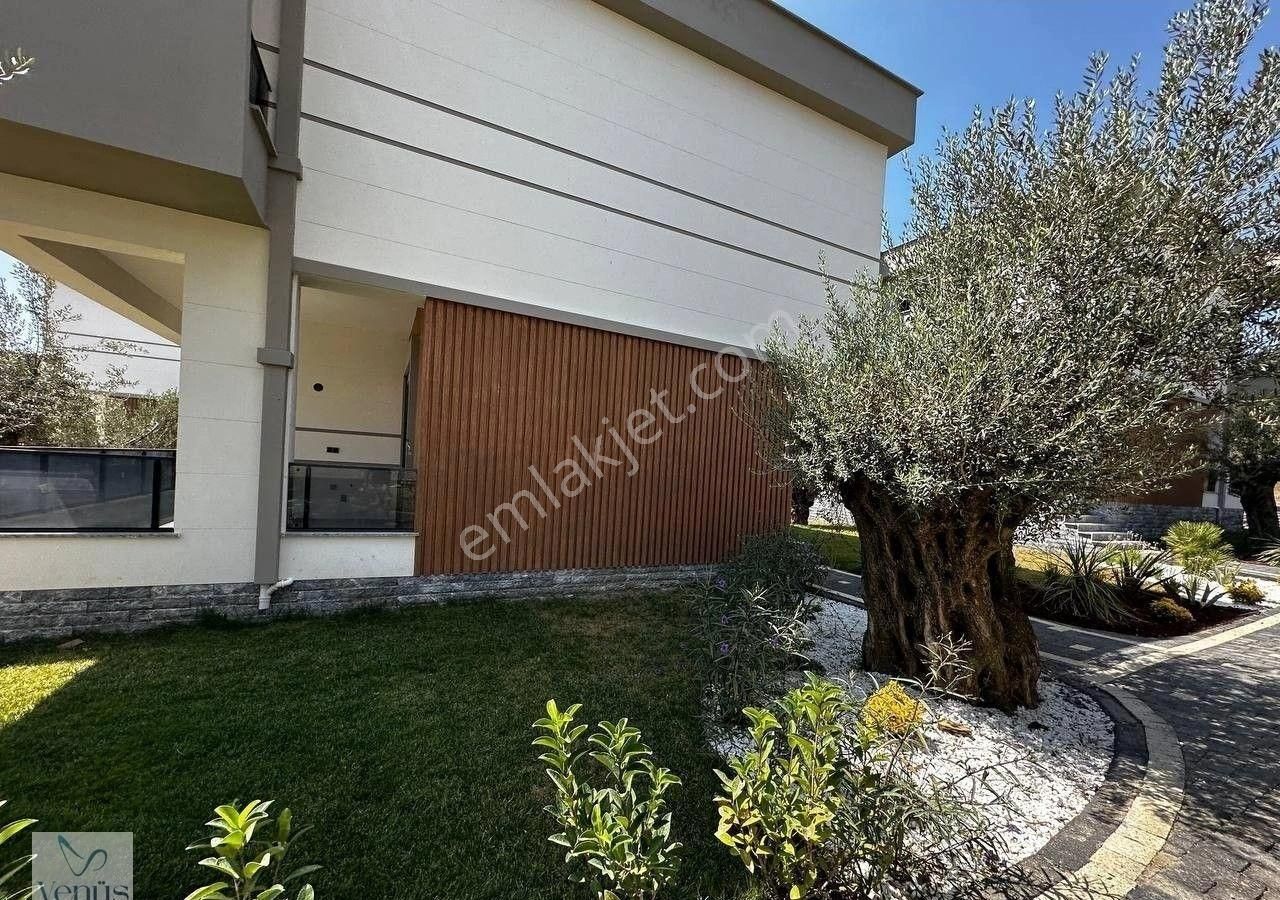 Altınoluk'ta Muhteşem Peyzajlı Havuzlu 4+1 Ultra Lüks Loft Villa - Görsel 2