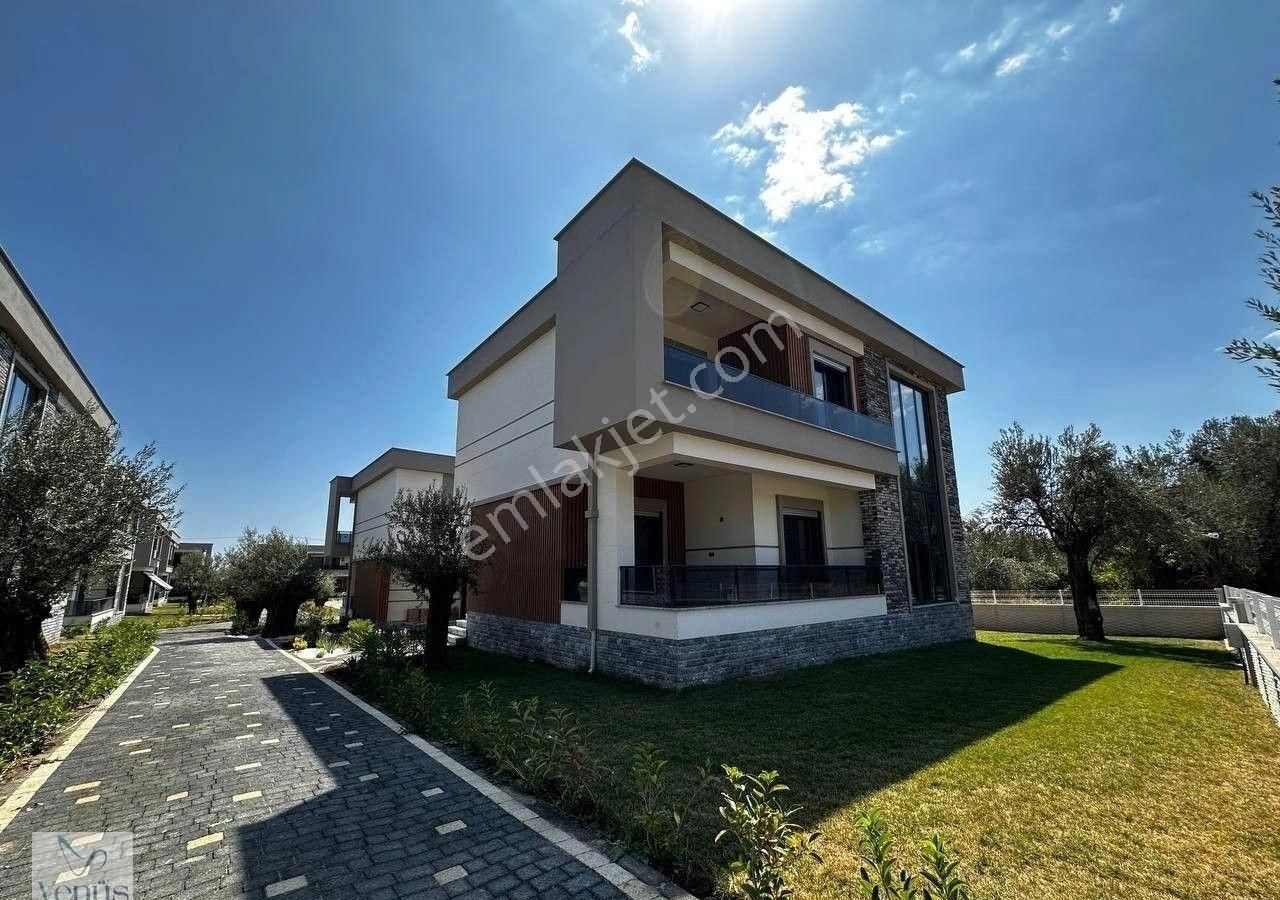 Altınoluk'ta Muhteşem Peyzajlı Havuzlu 4+1 Ultra Lüks Loft Villa - Görsel 24