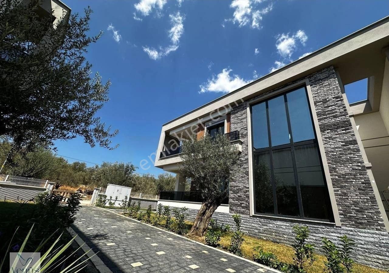 Altınoluk'ta Muhteşem Peyzajlı Havuzlu 4+1 Ultra Lüks Loft Villa - Görsel 26