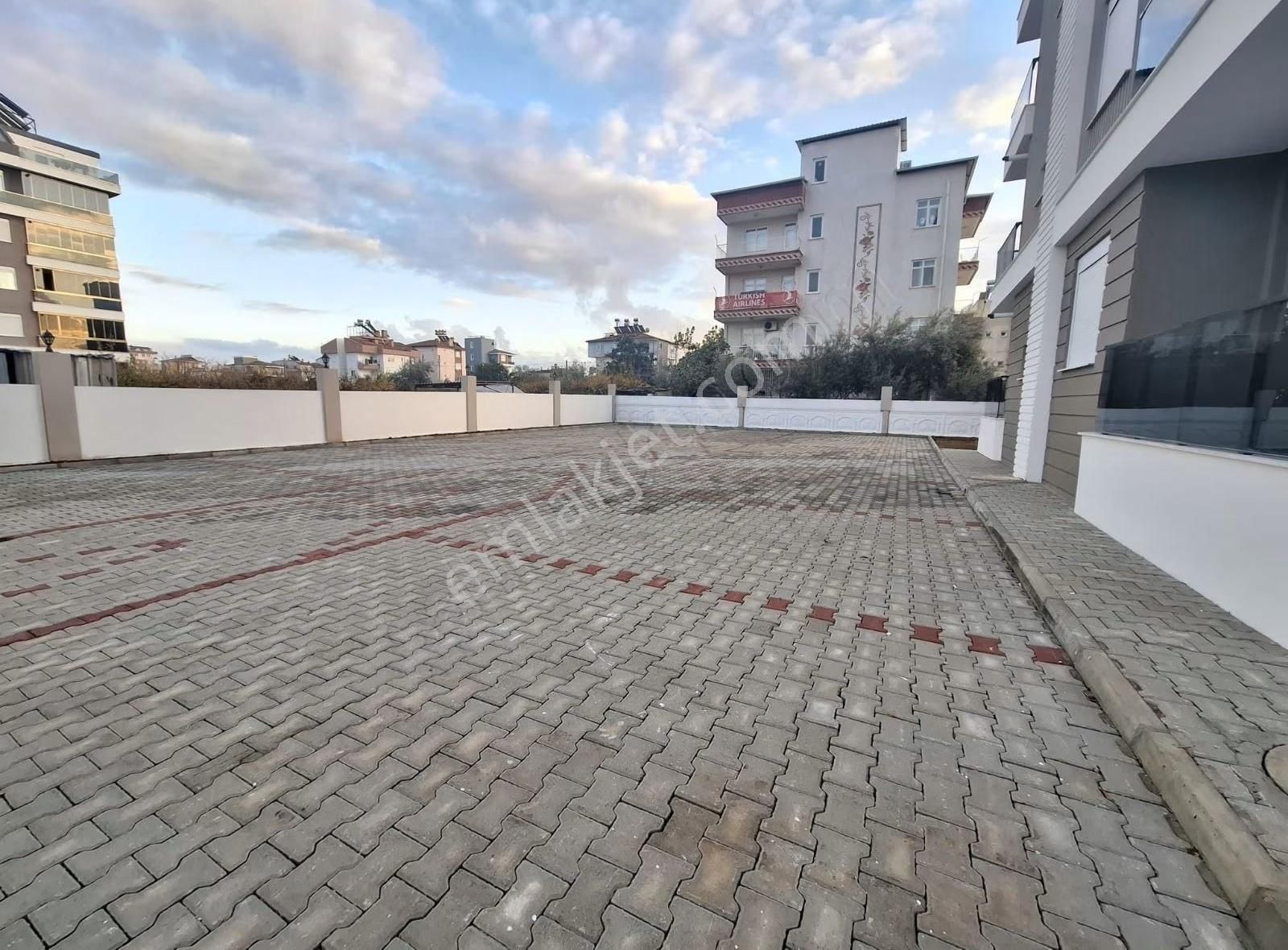 Yeniköy'de Satılık Doğalgaz Kombili Ebeveyn Banyolu Lüks Daire - Görsel 17