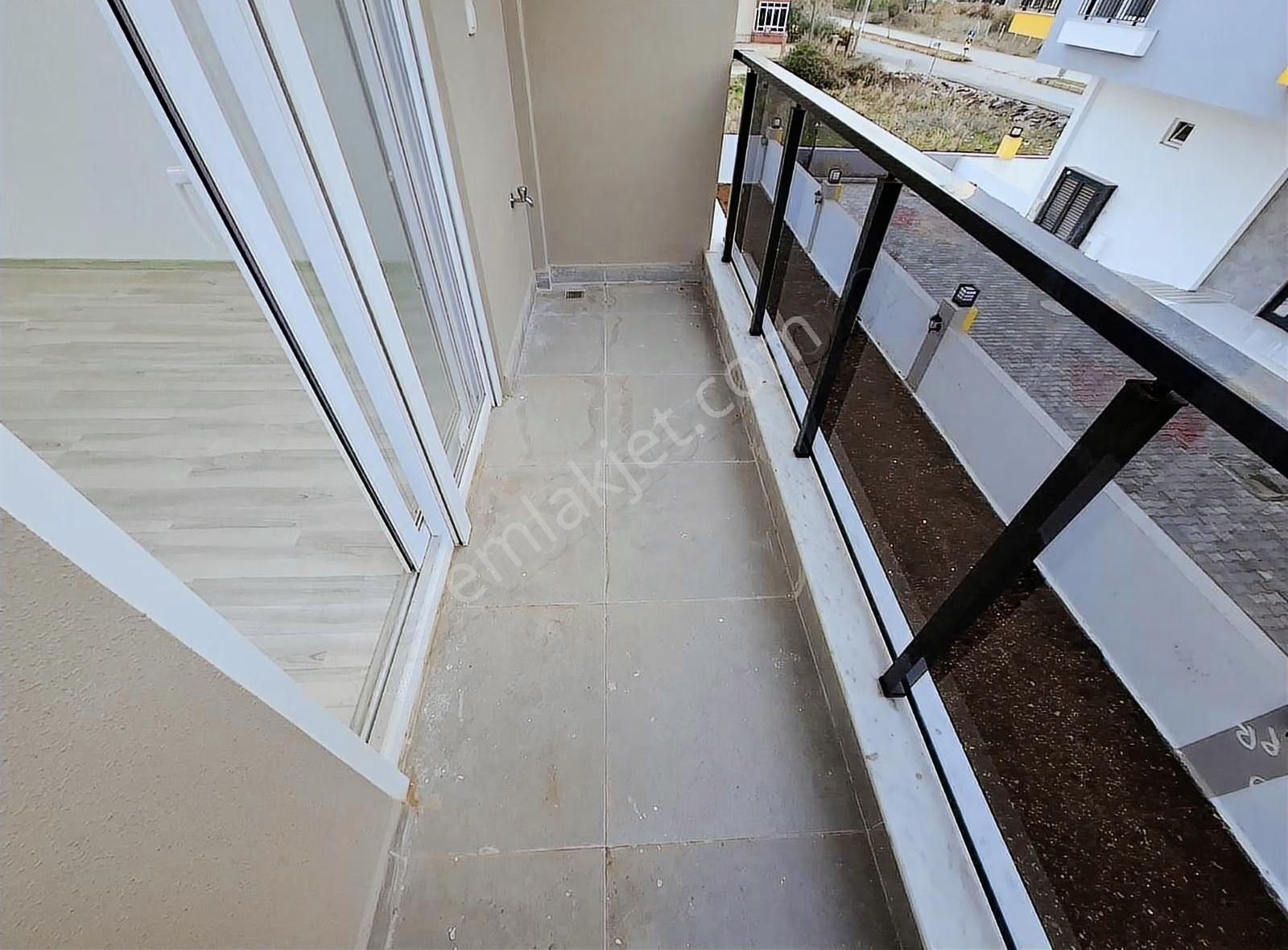 Yeniköy'de Satılık Doğalgaz Kombili Ebeveyn Banyolu Lüks Daire - Görsel 13