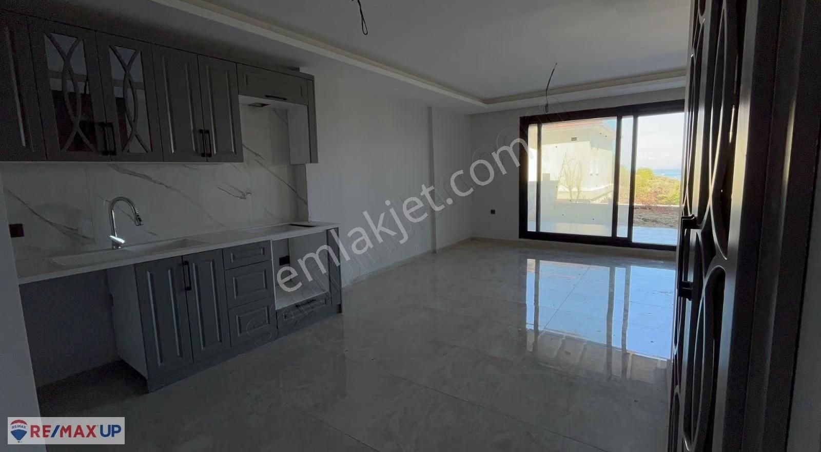 Karaburun Saip'te Deniz Manzaralı Tripleks 3+1 Villa - Görsel 2