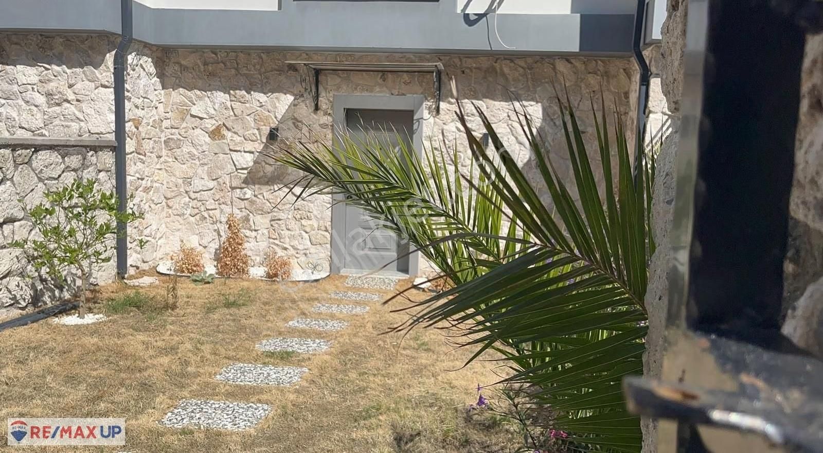 Karaburun Saip'te Deniz Manzaralı Tripleks 3+1 Villa - Görsel 15