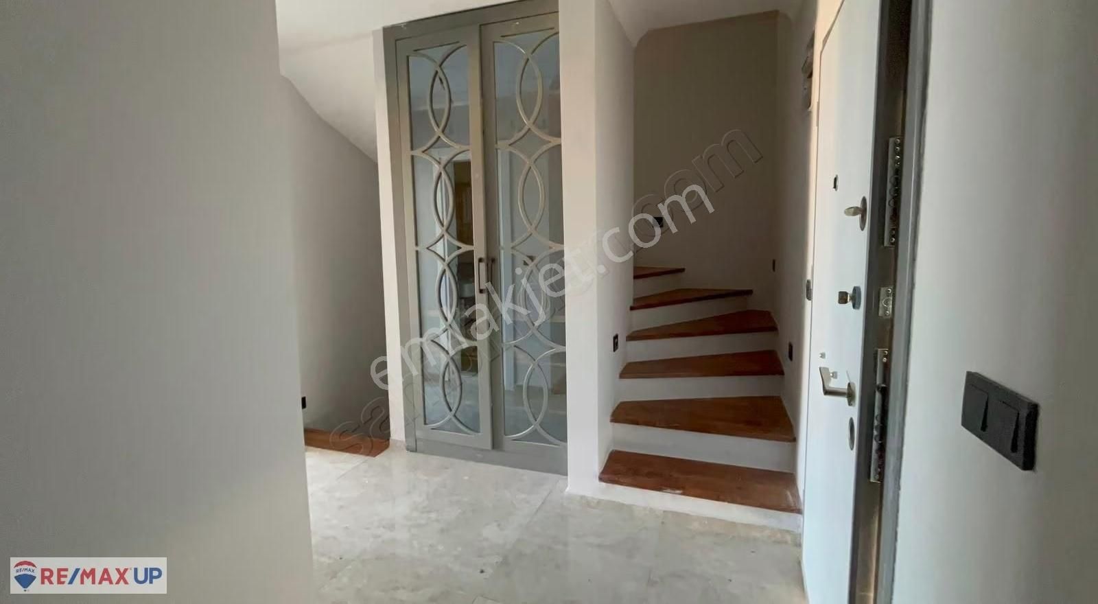 Karaburun Saip'te Deniz Manzaralı Tripleks 3+1 Villa - Görsel 16