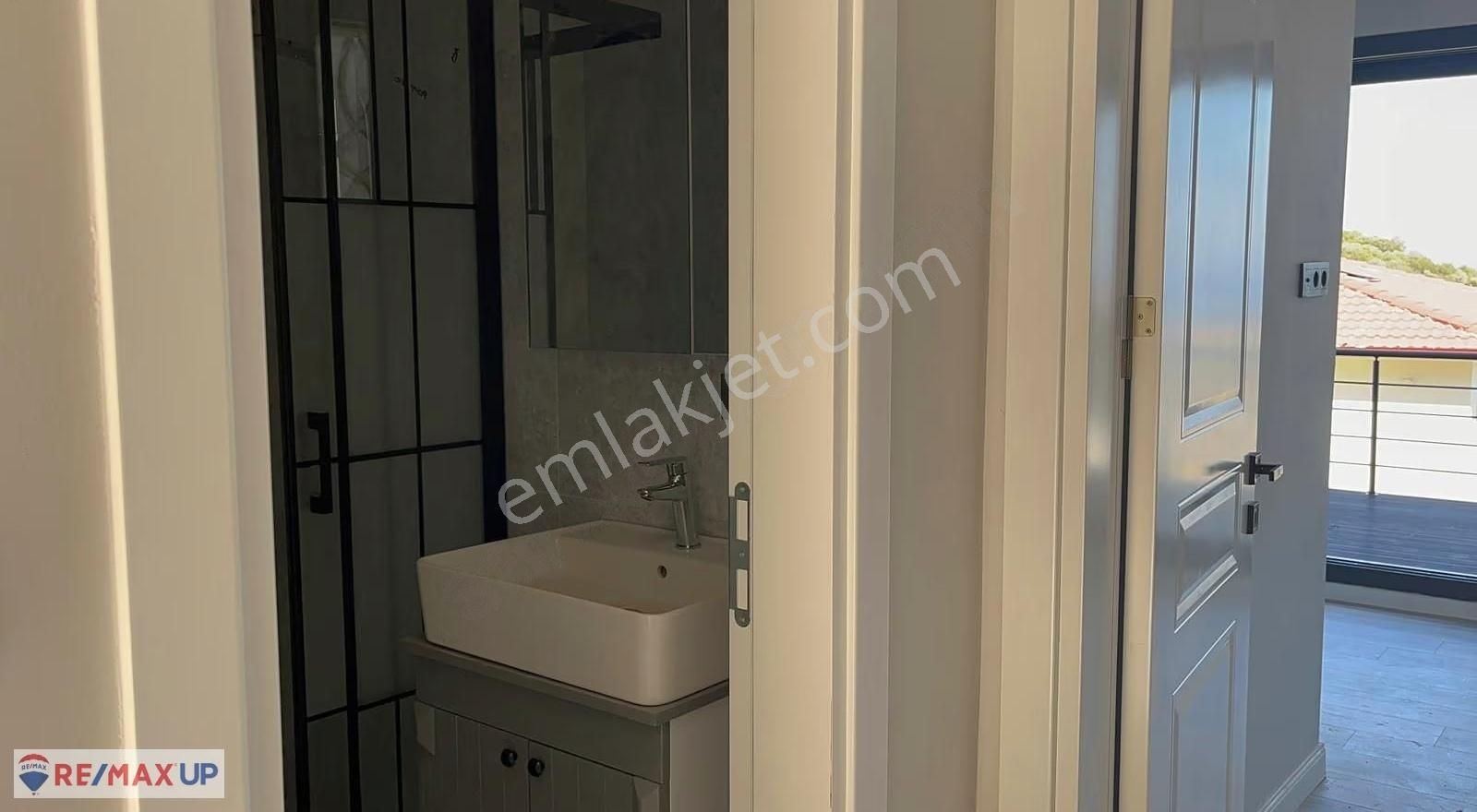 Karaburun Saip'te Deniz Manzaralı Tripleks 3+1 Villa - Görsel 3