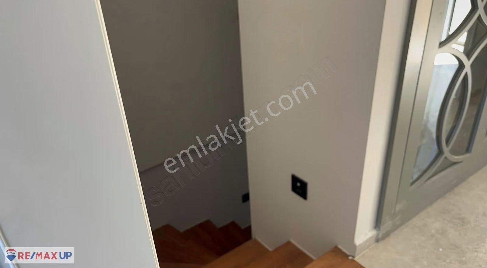 Karaburun Saip'te Deniz Manzaralı Tripleks 3+1 Villa - Görsel 22