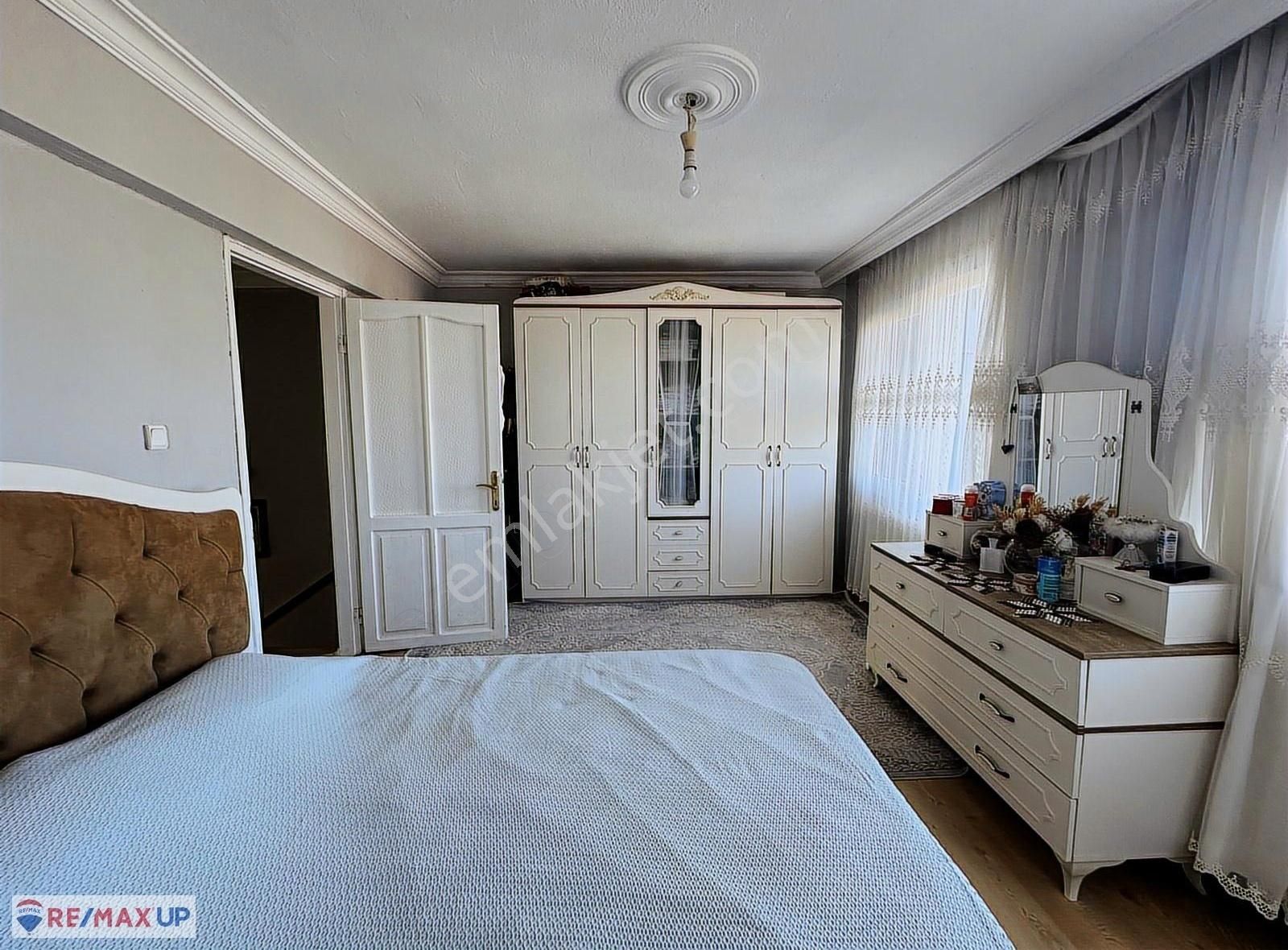 Gaziemir'de Geniş Ve Bakımlı Satılık Triplex Villa - Görsel 3