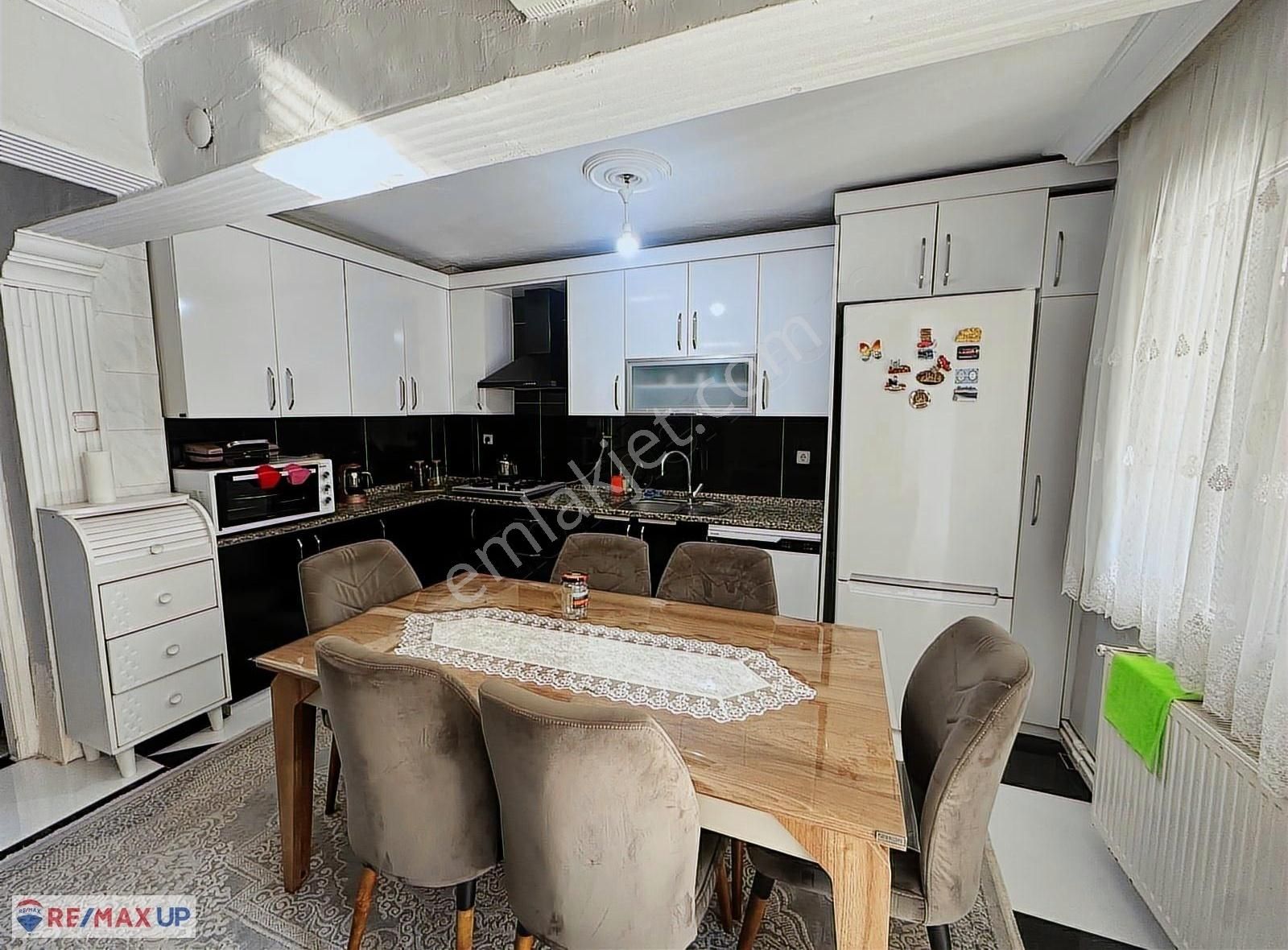 Gaziemir'de Geniş Ve Bakımlı Satılık Triplex Villa