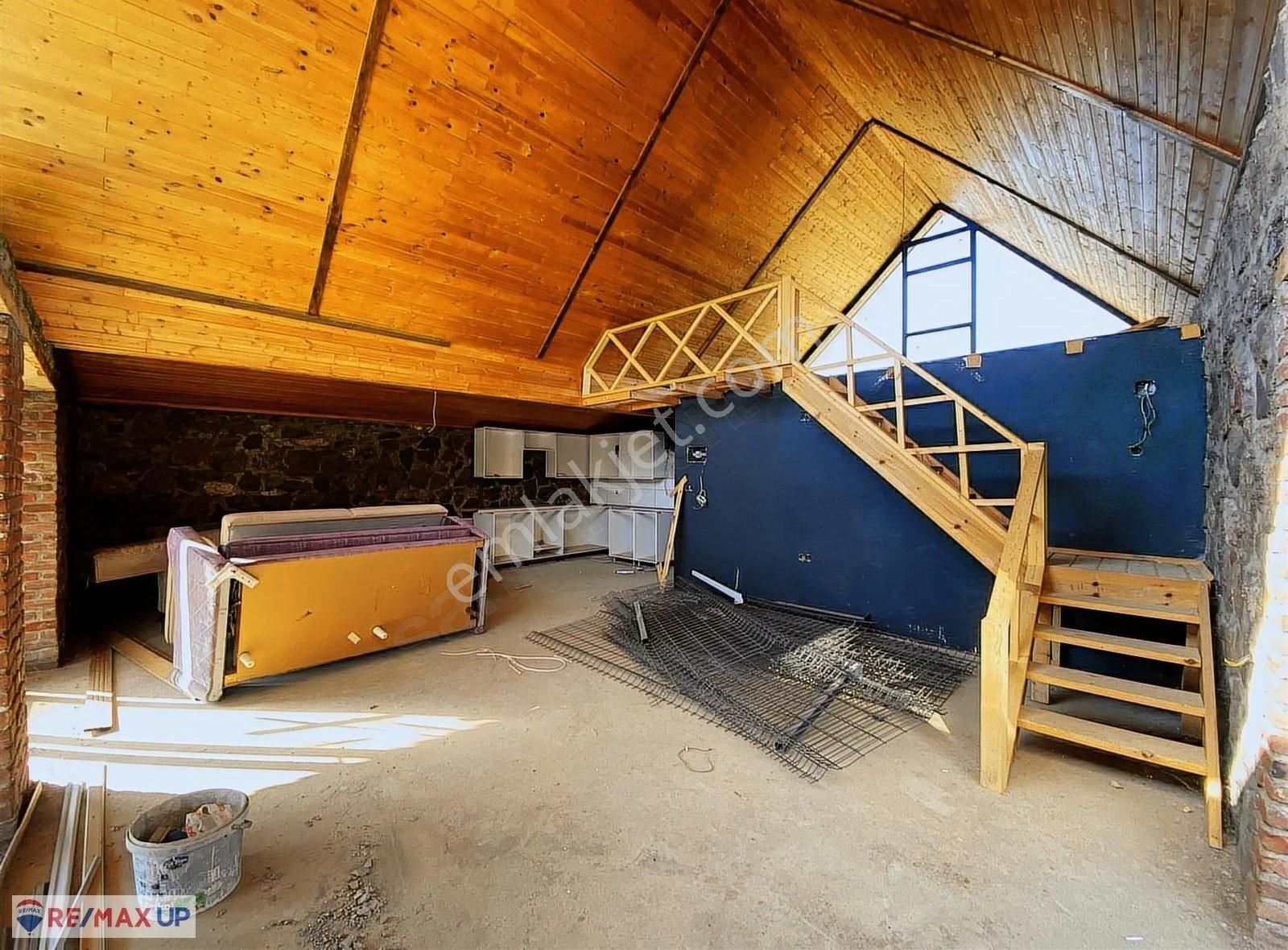 Bornova Beşyol Da 400 M² İçerısınde Taş Ev