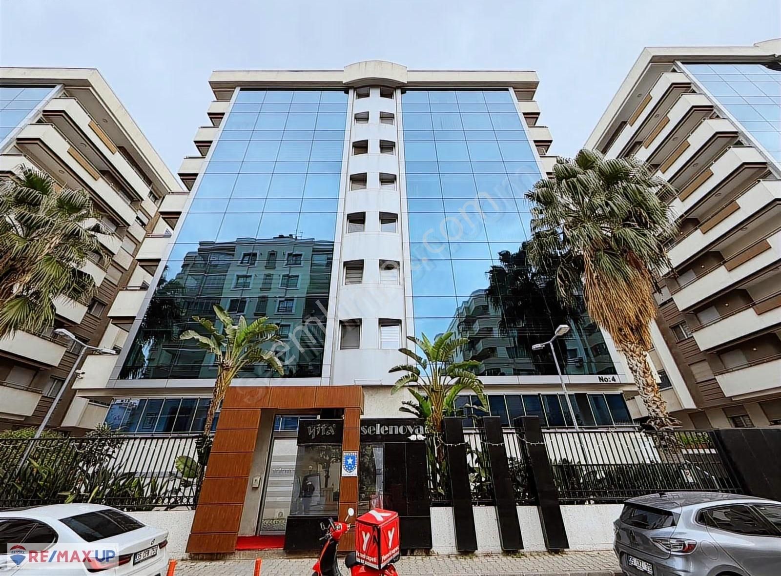 Bayraklı Mansuroğlu Mh. Selenova Sitesi'nde Kiralık 3+1 Daire