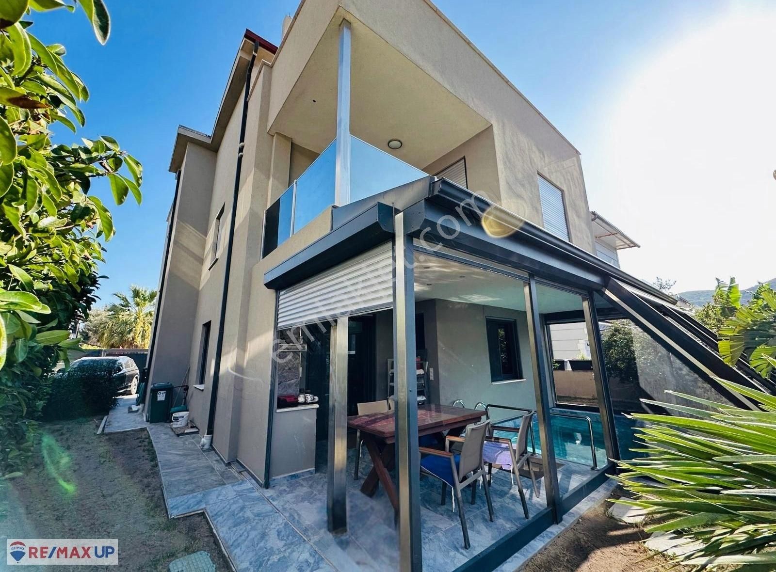 Urla Güvendik Mahallesi'nde Satılık Lüks Villa