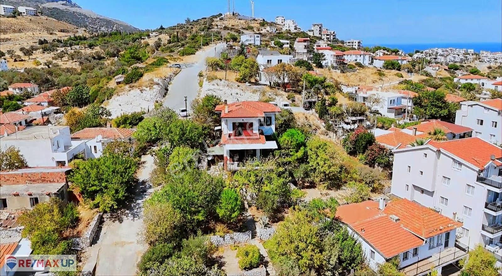 Karaburun Merkezde Tam Müstakil Villa!