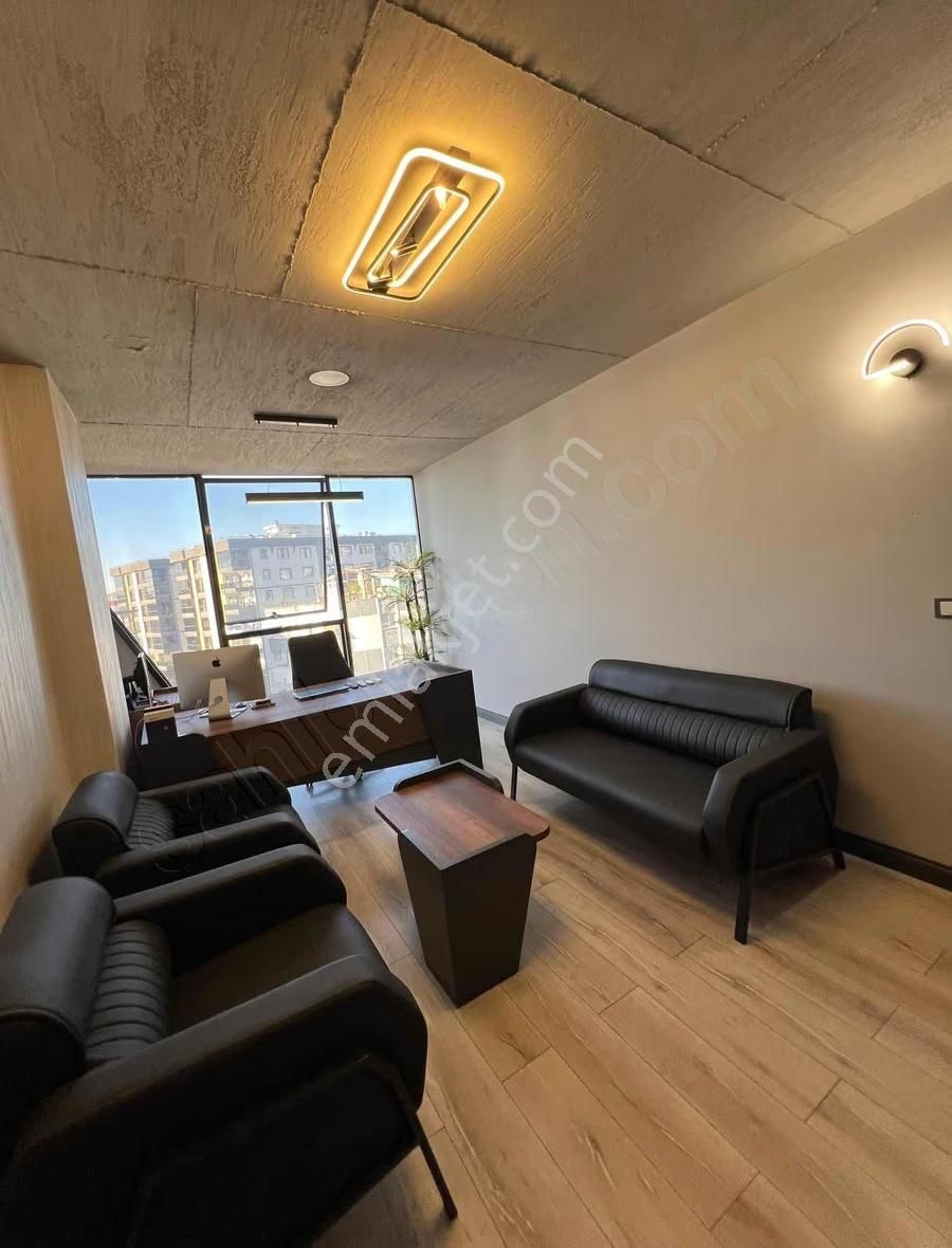 Onur Pehlivan'dan Akra Plazada Lüks Eşyalı Satılık Büro-ofis