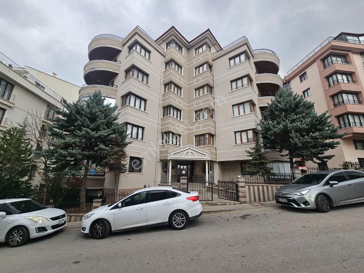 Akpınar'da Dikmen Caddesi 300 M Yakını Satılık Geniş 4+1 Daire