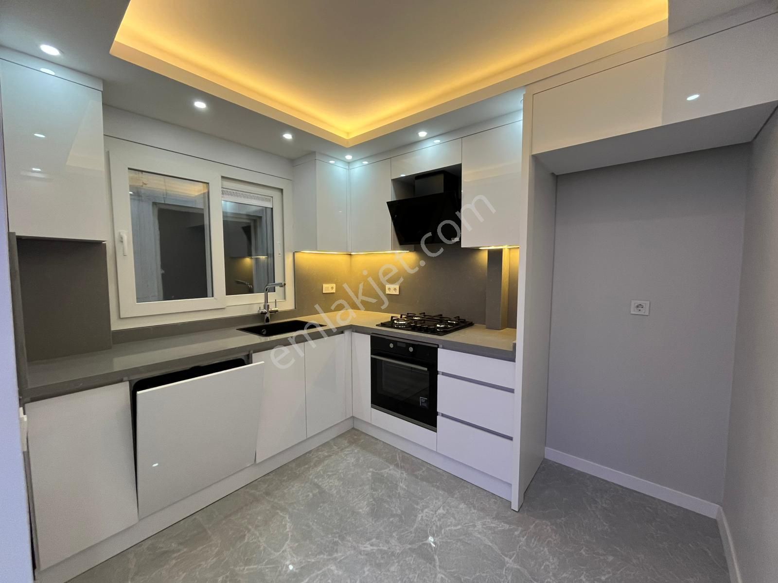 Asil'den Poligonda Cadde Üzeri 2+1 Lüks Yapılı Arakat Daire