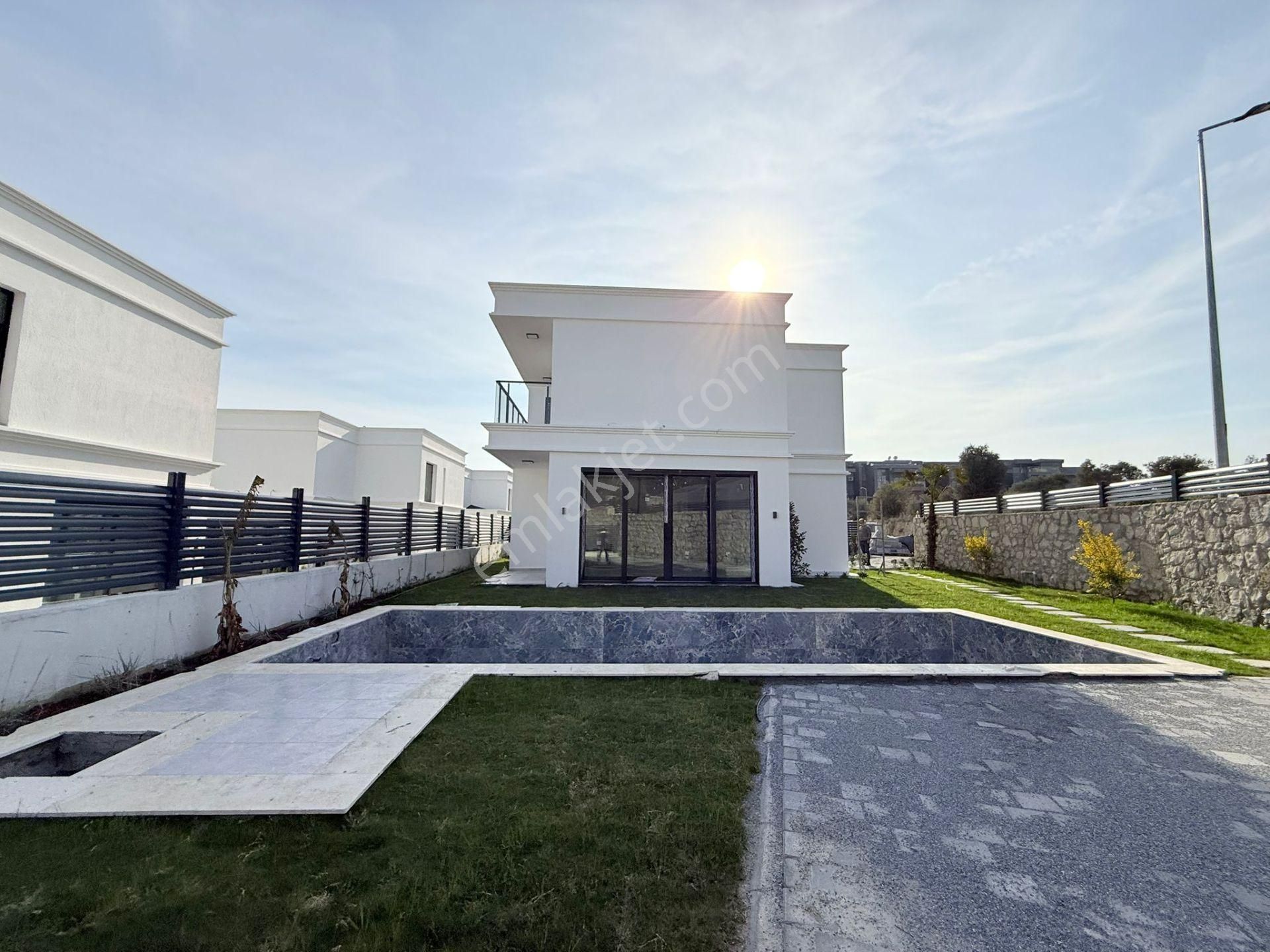 Kusadasında Satılık-özel Havuz/otopark-yerden Isıtma-lüx-500m2 Bahçe-tamamı Müstakil ( Takasa Açık)