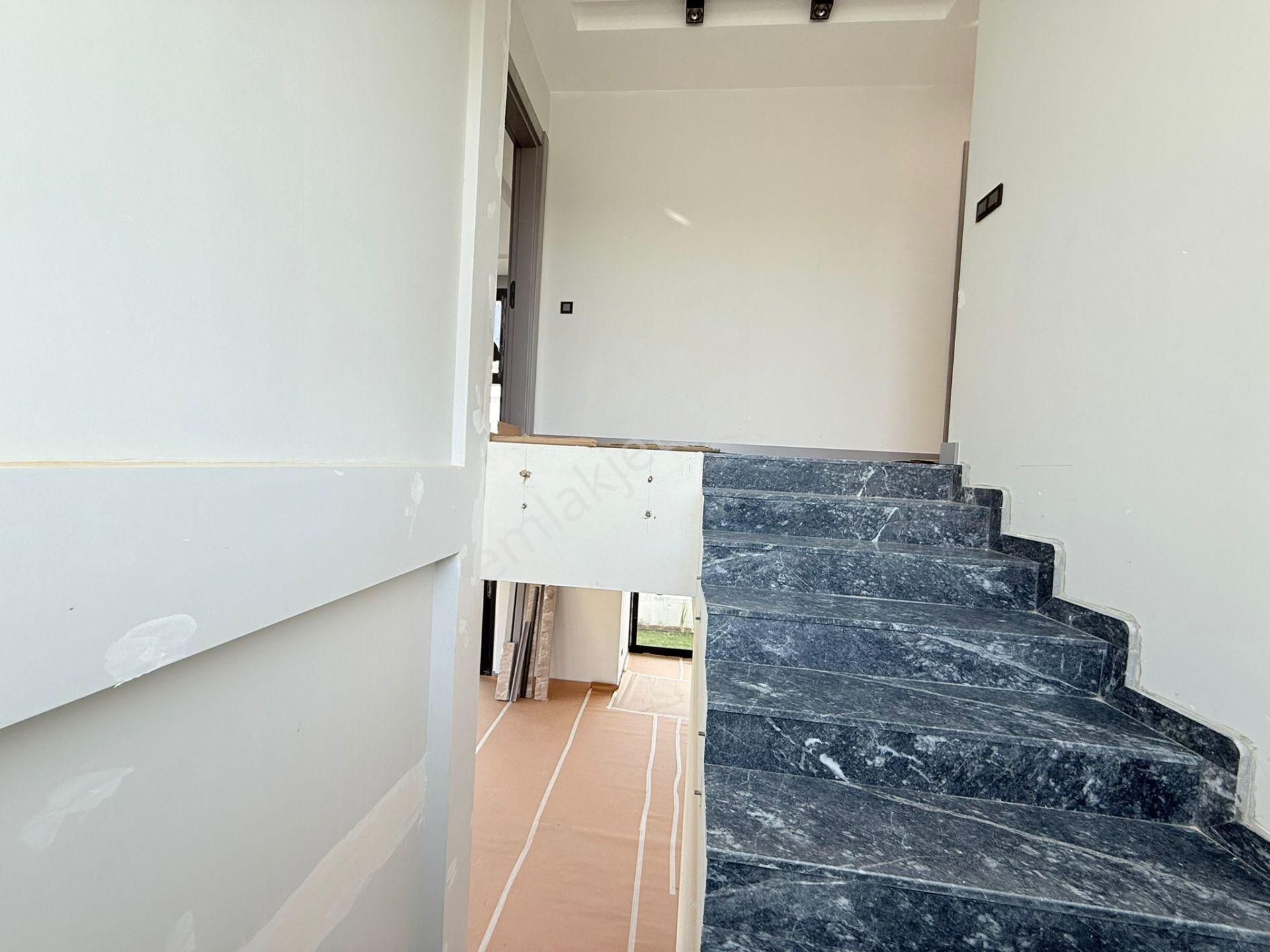 Kusadasında Satılık-özel Havuz/otopark-yerden Isıtma-lüx-500m2 Bahçe-tamamı Müstakil ( Takasa Açık) - Görsel 15