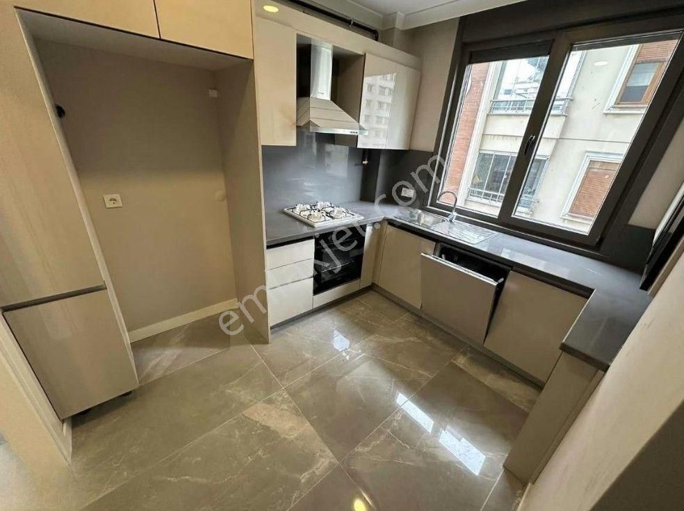 Boş... Erenköy Etemefendideyeni 130 M2 Balkonlu Önü Açık Ferah Ebeveyn Banyo Mevcuttur