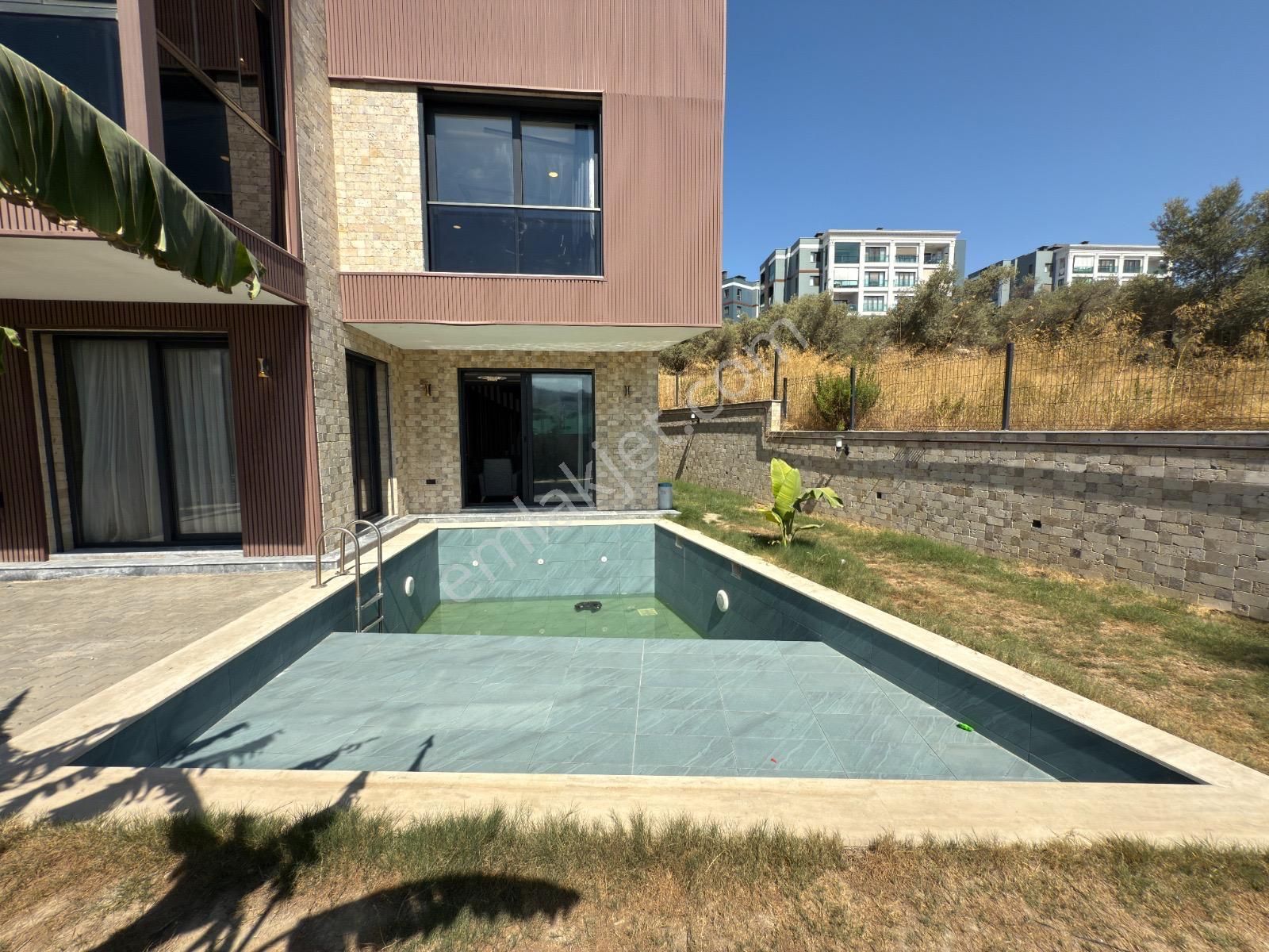 Kusadasında Satılık-özel Havuz/otopark-yerden Isıtma-lüx-480 M2 Bahçe-full Esyalı-tamamı Müstakil - Görsel 4