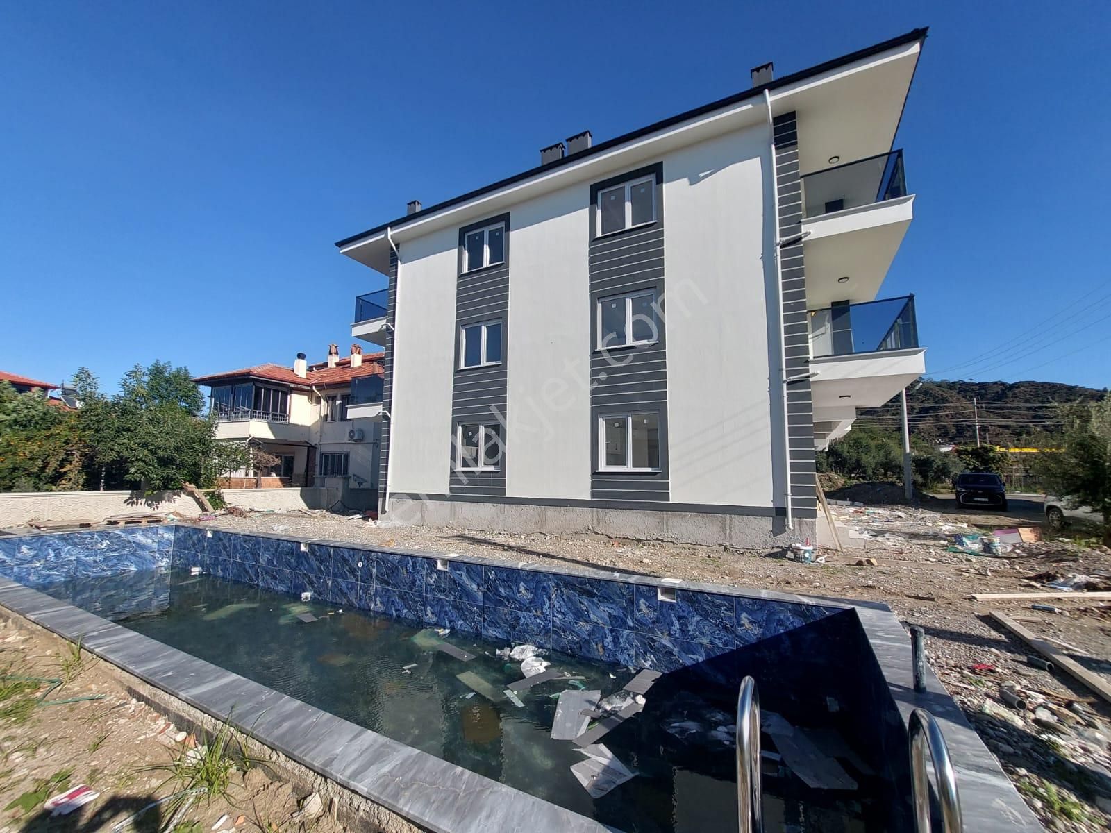 Muğla Ortaca Merkezde Yüzme Havuzlu Sıfır 3 Katlı Binanın Orta Katında Bulunan 2+1 Daire Satılık