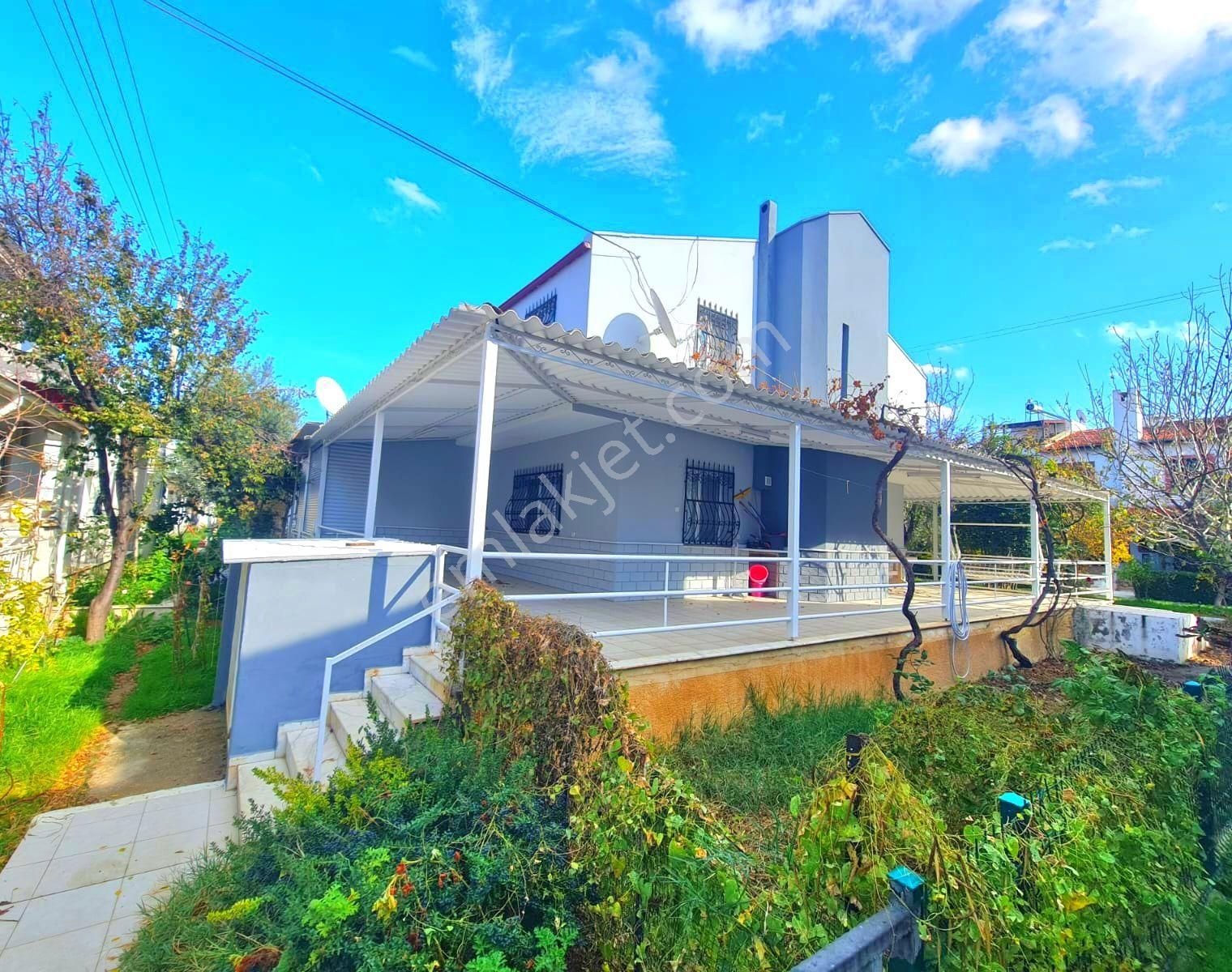 Ata Emlak'tan Plaja 200 Mt. 3+1 Bahçeli Villa