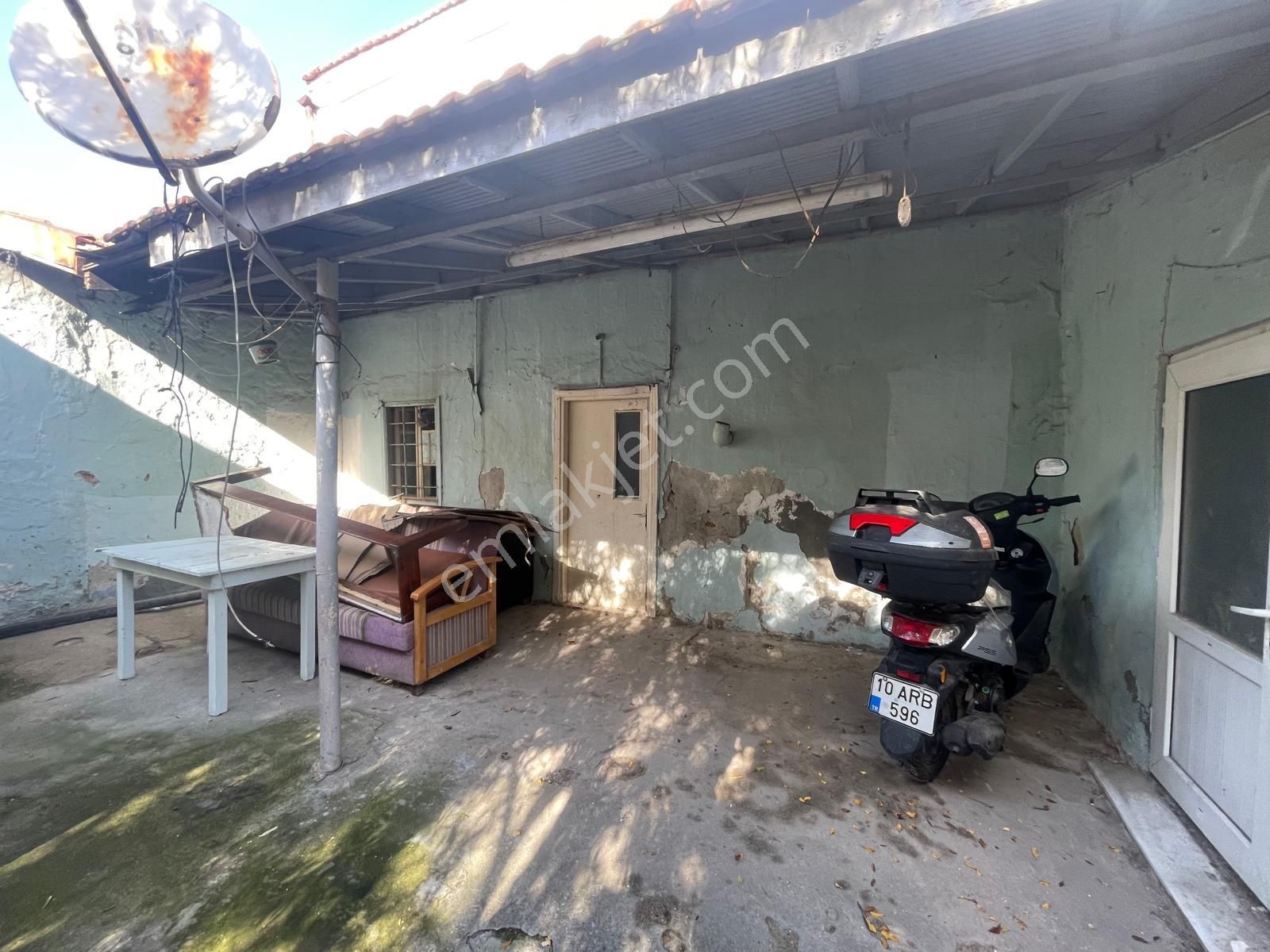 Ayvalık Merkez'de Bahçeli 2 Katlı 3+1 Taş Rum Ev - Görsel 9