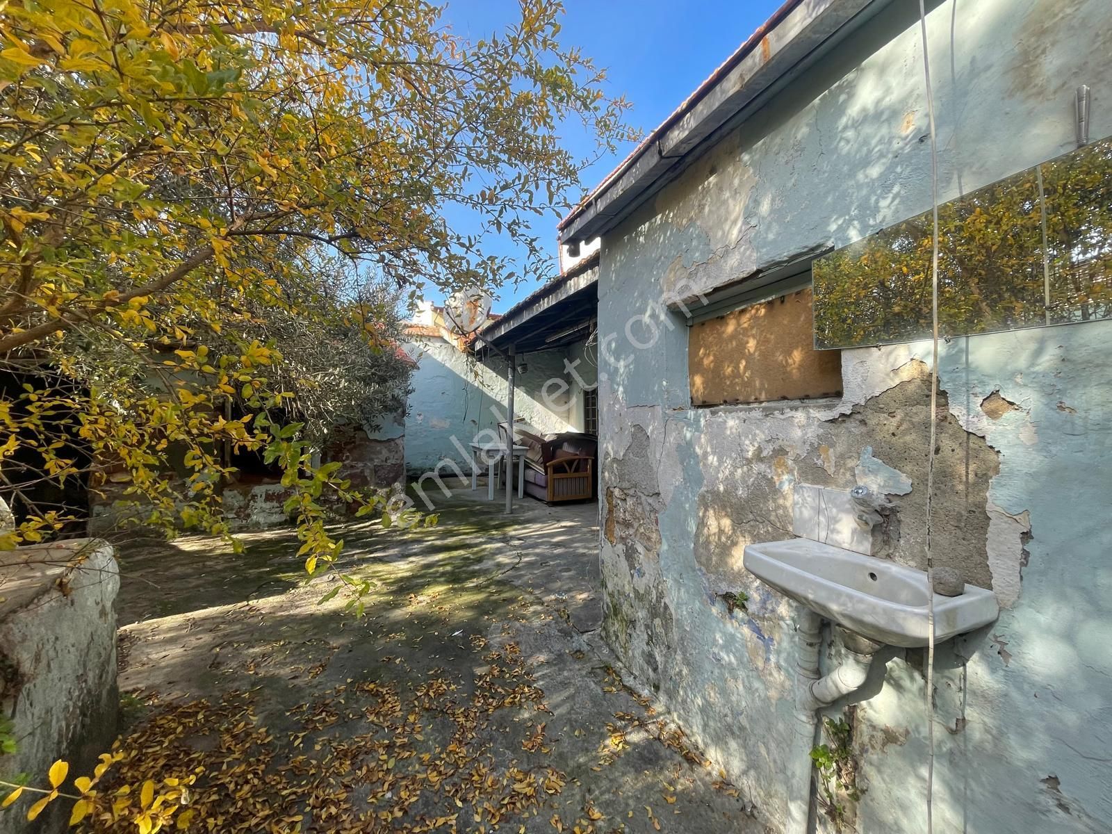 Ayvalık Merkez'de Bahçeli 2 Katlı 3+1 Taş Rum Ev - Görsel 3