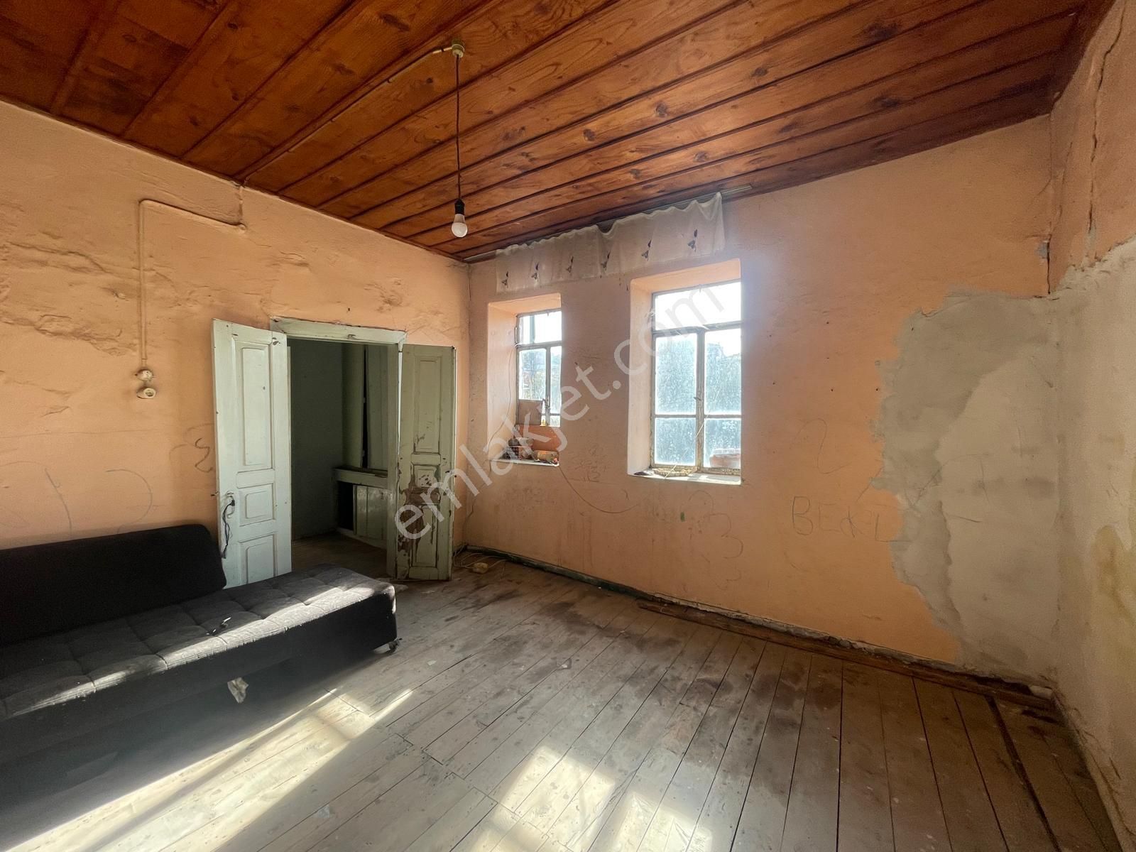 Ayvalık Merkez'de Bahçeli 2 Katlı 3+1 Taş Rum Ev - Görsel 23