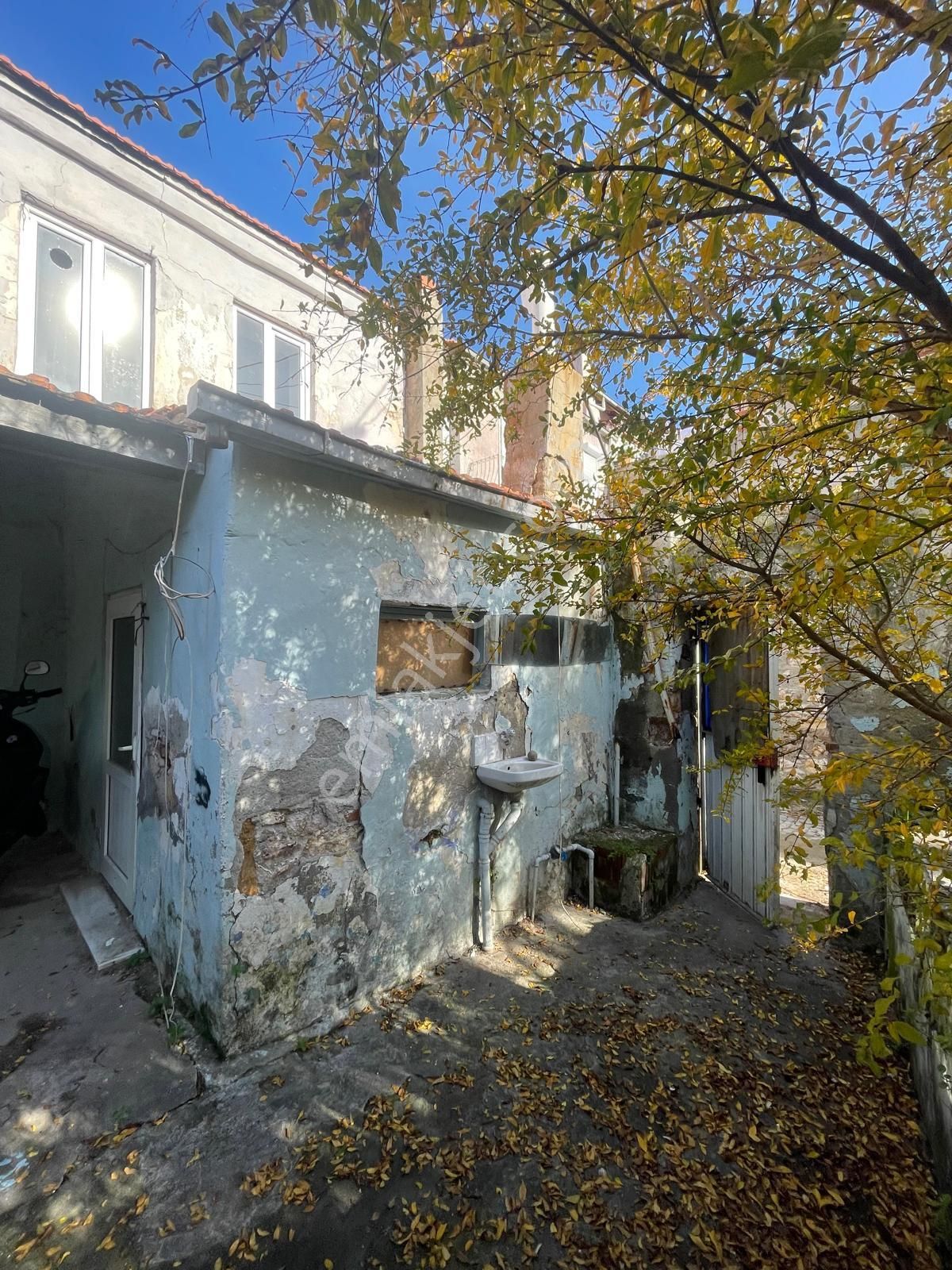 Ayvalık Merkez'de Bahçeli 2 Katlı 3+1 Taş Rum Ev - Görsel 4